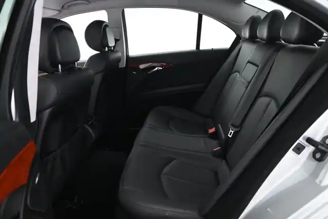 Harmaa Sedan, Mercedes-Benz E – MKH-834