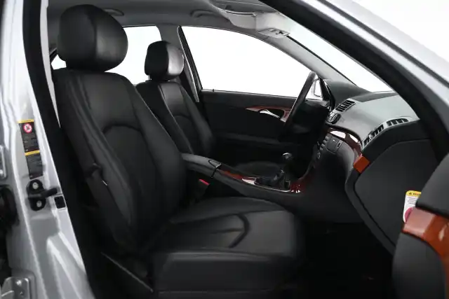 Harmaa Sedan, Mercedes-Benz E – MKH-834