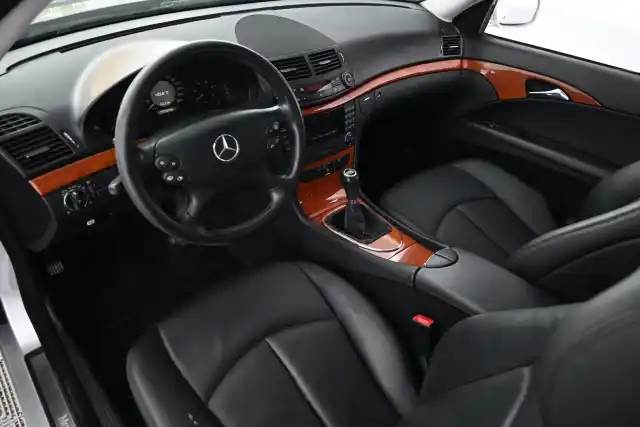 Harmaa Sedan, Mercedes-Benz E – MKH-834