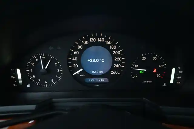 Harmaa Sedan, Mercedes-Benz E – MKH-834