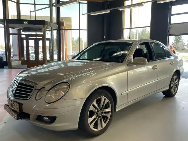 Harmaa Sedan, Mercedes-Benz E – MKH-834