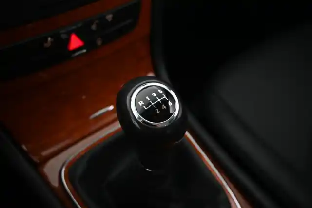 Harmaa Sedan, Mercedes-Benz E – MKH-834