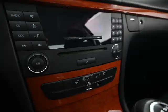 Harmaa Sedan, Mercedes-Benz E – MKH-834