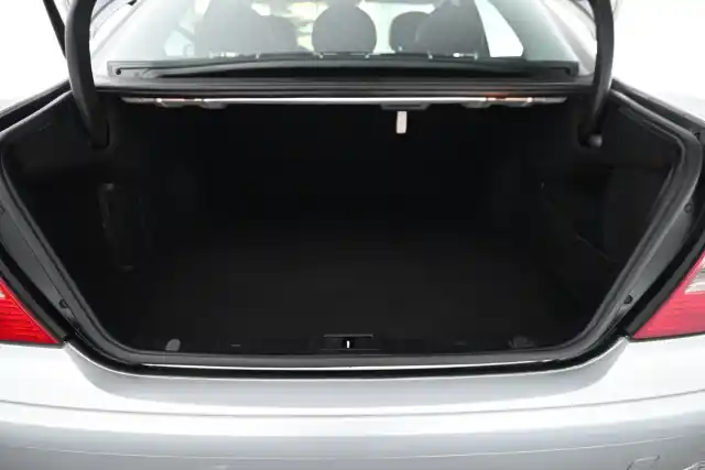 Harmaa Sedan, Mercedes-Benz E – MKH-834