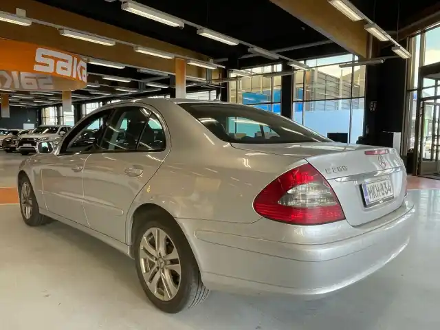 Harmaa Sedan, Mercedes-Benz E – MKH-834