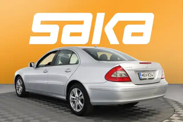 Harmaa Sedan, Mercedes-Benz E – MKH-834