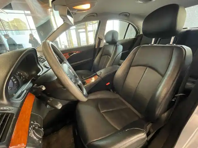 Harmaa Sedan, Mercedes-Benz E – MKH-834