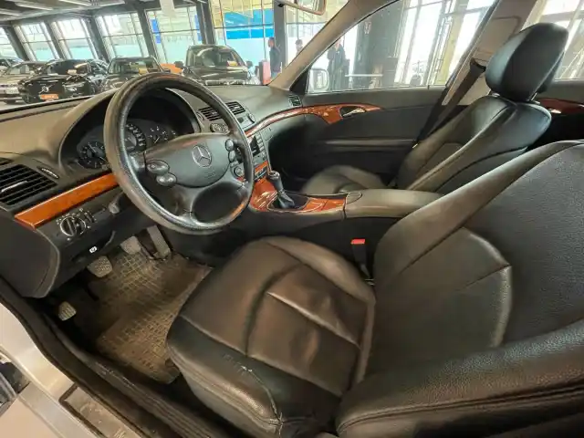 Harmaa Sedan, Mercedes-Benz E – MKH-834