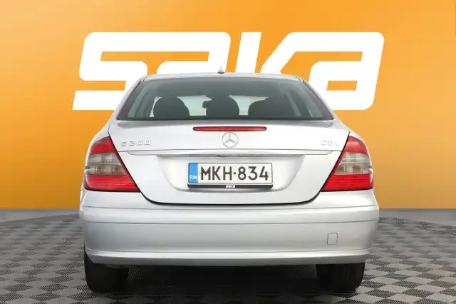 Harmaa Sedan, Mercedes-Benz E – MKH-834