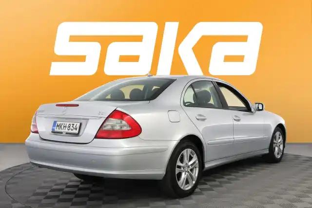 Harmaa Sedan, Mercedes-Benz E – MKH-834