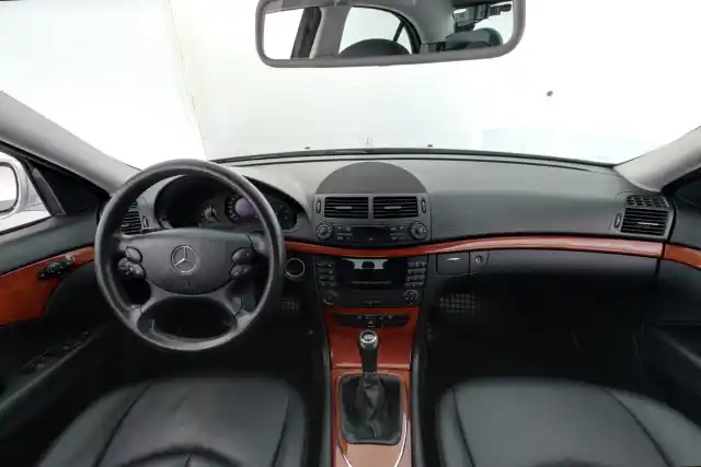 Harmaa Sedan, Mercedes-Benz E – MKH-834