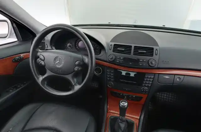 Harmaa Sedan, Mercedes-Benz E – MKH-834