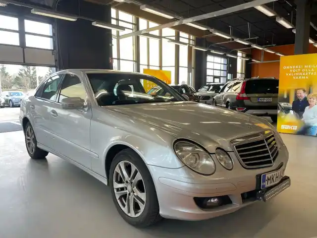 Harmaa Sedan, Mercedes-Benz E – MKH-834