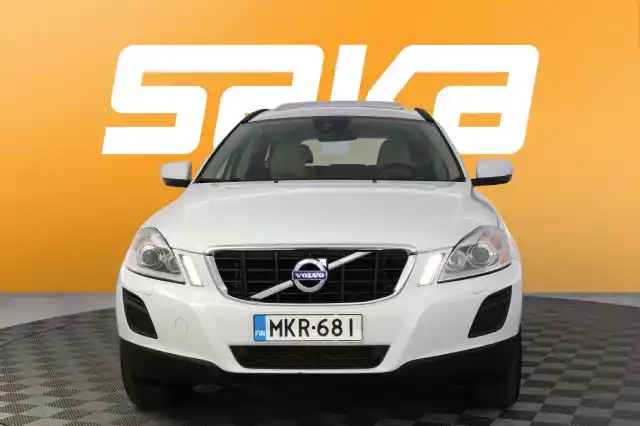 Valkoinen Maastoauto, Volvo XC60 – MKR-681