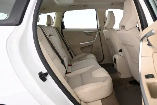 Valkoinen Maastoauto, Volvo XC60 – MKR-681