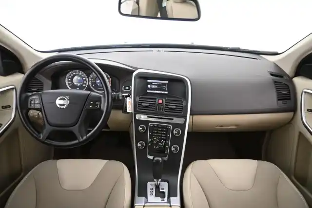 Valkoinen Maastoauto, Volvo XC60 – MKR-681