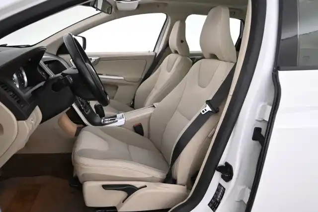 Valkoinen Maastoauto, Volvo XC60 – MKR-681