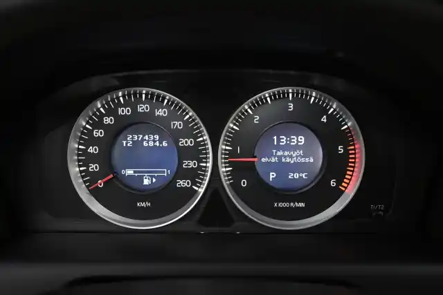 Valkoinen Maastoauto, Volvo XC60 – MKR-681