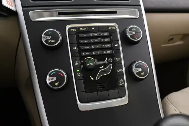 Valkoinen Maastoauto, Volvo XC60 – MKR-681