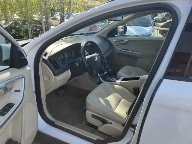 Valkoinen Maastoauto, Volvo XC60 – MKR-681