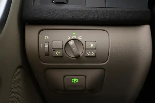 Valkoinen Maastoauto, Volvo XC60 – MKR-681