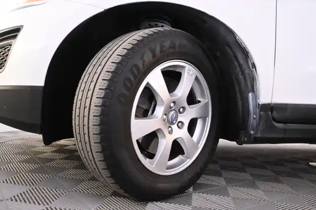 Valkoinen Maastoauto, Volvo XC60 – MKR-681