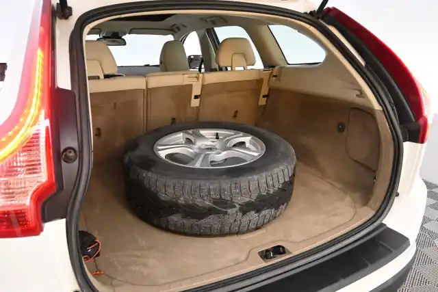 Valkoinen Maastoauto, Volvo XC60 – MKR-681