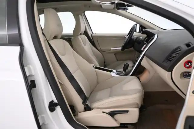 Valkoinen Maastoauto, Volvo XC60 – MKR-681