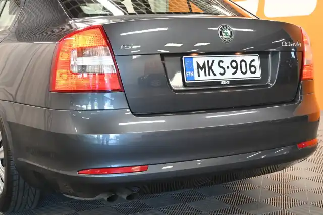 Harmaa Viistoperä, Skoda Octavia – MKS-906