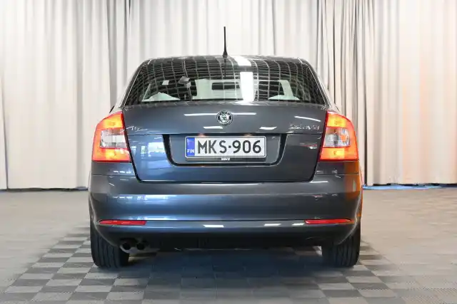 Harmaa Viistoperä, Skoda Octavia – MKS-906