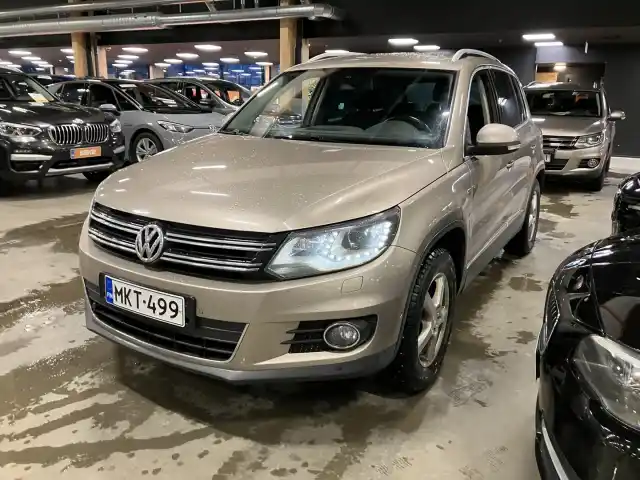 Ruskea (beige) Maastoauto, Volkswagen Tiguan – MKT-499