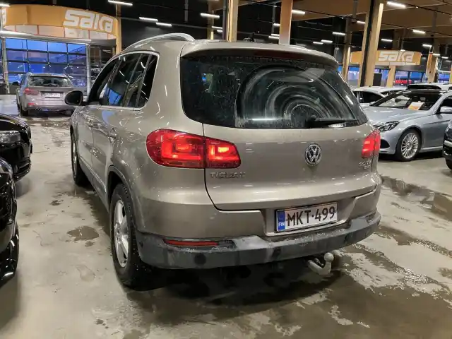 Ruskea (beige) Maastoauto, Volkswagen Tiguan – MKT-499