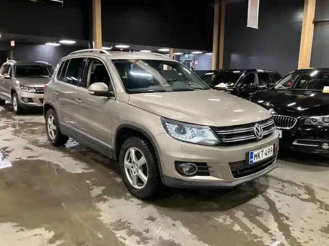 Ruskea (beige) Maastoauto, Volkswagen Tiguan – MKT-499