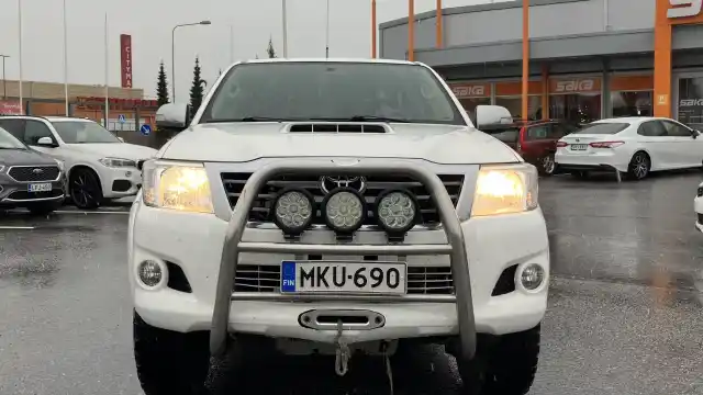Valkoinen Avolava, Toyota Hilux – MKU-690