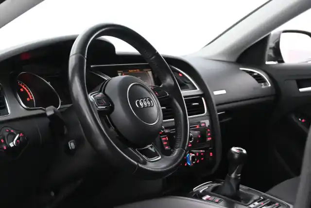 Harmaa Viistoperä, Audi A5 – MKX-261