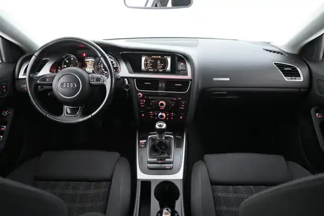 Harmaa Viistoperä, Audi A5 – MKX-261