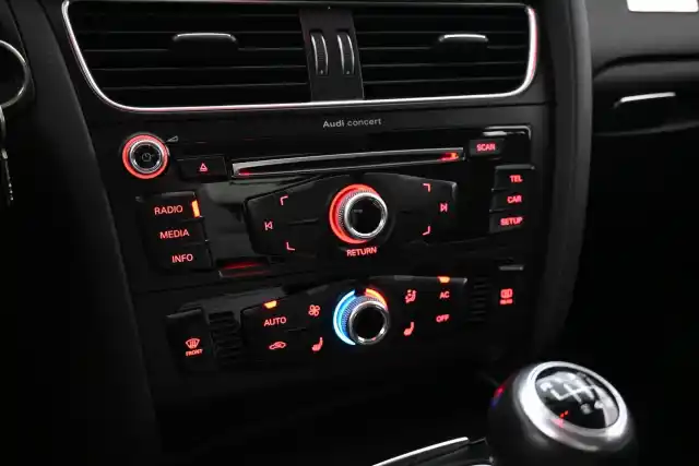 Harmaa Viistoperä, Audi A5 – MKX-261