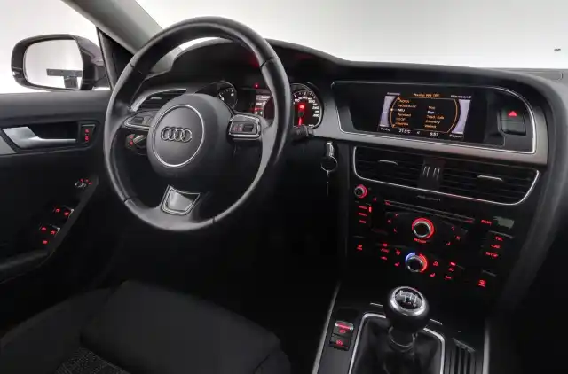 Harmaa Viistoperä, Audi A5 – MKX-261
