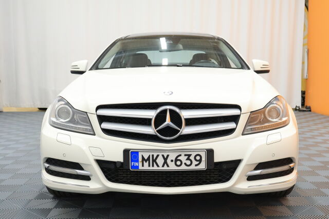Valkoinen Coupe, Mercedes-Benz C – MKX-639
