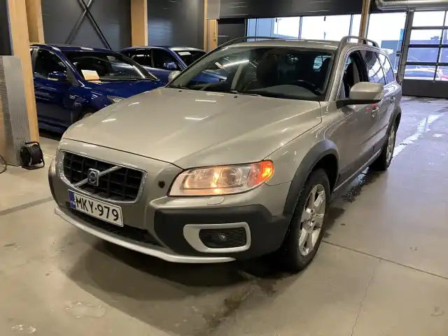 Ruskea Farmari, Volvo XC70 – MKY-979