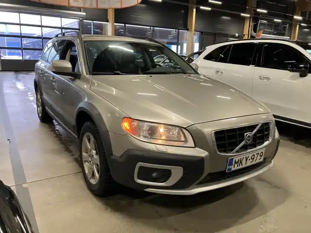 Ruskea Farmari, Volvo XC70 – MKY-979