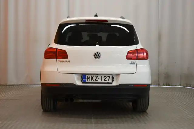 Valkoinen Maastoauto, Volkswagen Tiguan – MKZ-127