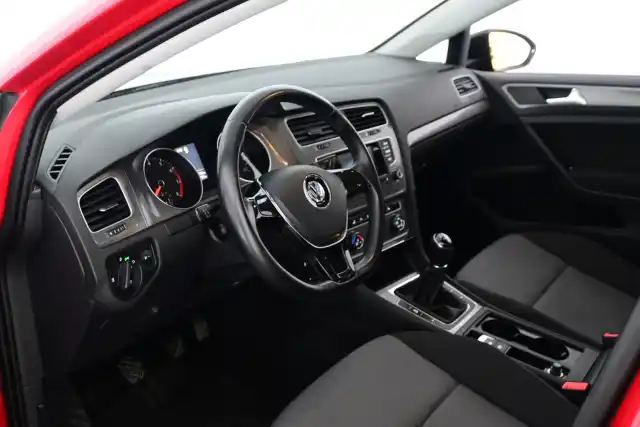 Punainen Viistoperä, Volkswagen Golf – MKZ-130