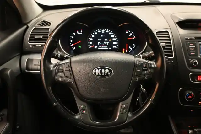 Valkoinen Maastoauto, Kia Sorento – MLA-751