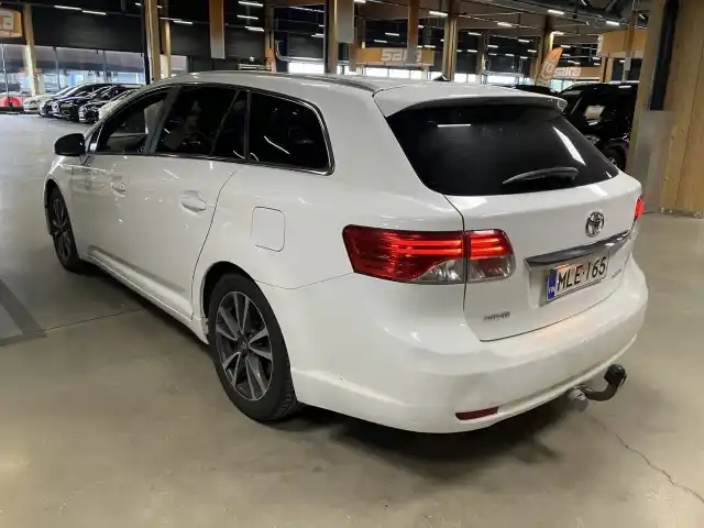 Valkoinen Farmari, Toyota Avensis – MLE-165