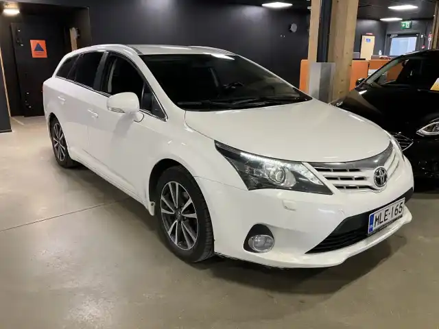 Valkoinen Farmari, Toyota Avensis – MLE-165