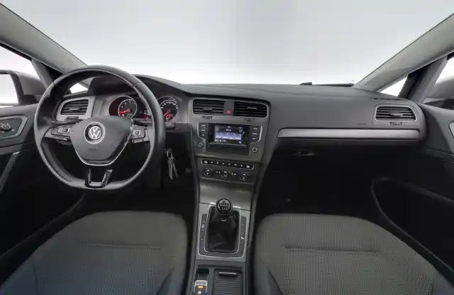 Harmaa Viistoperä, Volkswagen Golf – MLE-692