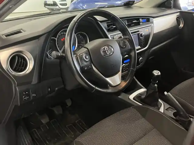 Punainen Viistoperä, Toyota Auris – MLJ-751