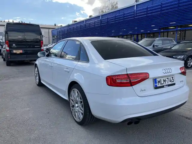 Valkoinen Sedan, Audi A4 – MLM-743