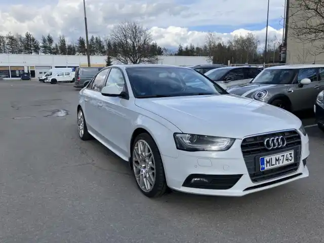 Valkoinen Sedan, Audi A4 – MLM-743